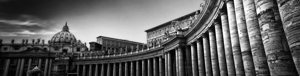 The St Peter's basilica is located in front of the Vatican Museum